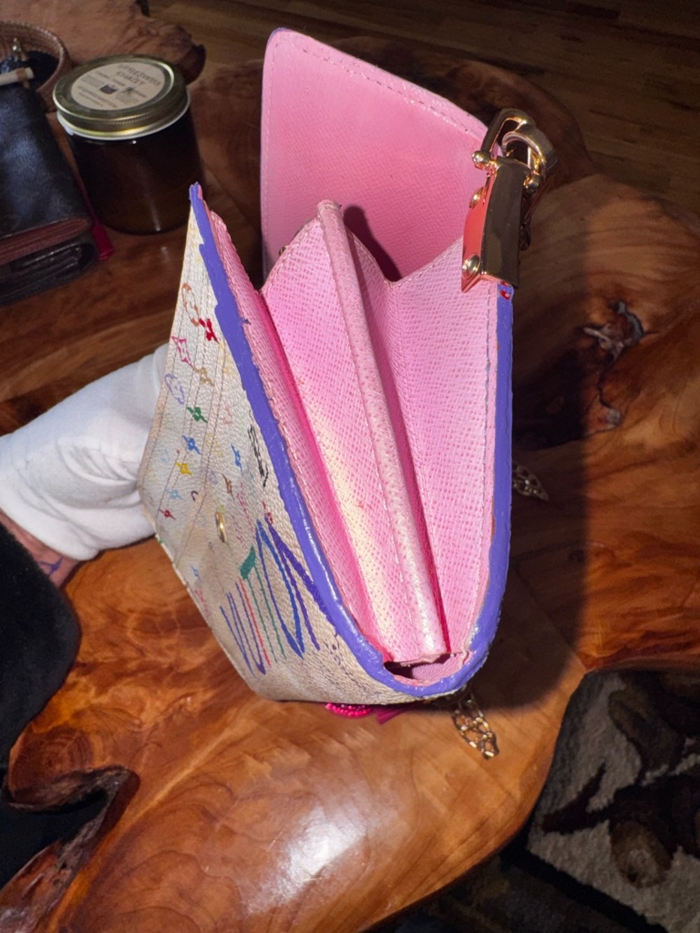 Louis Vuitton
2009 Multicolor Monogram Pattern
Sarah wallet repurposed painted - Picture 14 of 17